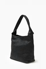 Cartera tipo tote bag color negro con diseño trenzado y doble asa de hombro.