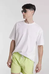 Remera azul de corte clásico y mangas cortas.