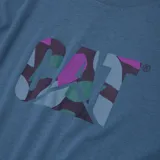 Remera de algodón azul marino con cuello redondo y logo de CAT estampado en el pecho en color lila y naranja.