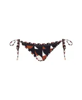 Calzón de bikini con estampado geométrico en tonos marrón, negro y blanco. Presenta tiras laterales ajustables con detalle de cuentas de madera.