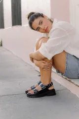 Sandalias rojas de cuero charol con hebillas plateadas y suela track.