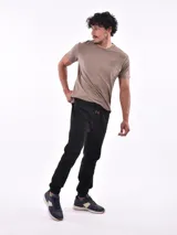 Pantalón jogger gris oscuro con cintura elástica ajustable con cordón y puños elásticos en los tobillos.