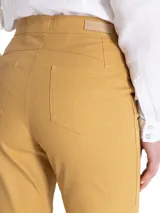 Pantalón de pierna recta color beige, tiro alto, con bolsillos estilo carpintero.