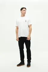 Remera blanca de manga corta con estampado pequeño en el pecho.