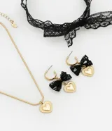 Conjunto de collar con cadena dorada y dije de corazón, gargantilla de encaje negro y aros dorados con dije de corazón y lazo de encaje negro.