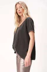 Remera blanca de algodón con cuello en V y mangas cortas.