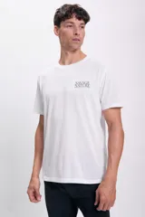 Remera verde militar de manga corta con estampa frontal con la palabra 'California' en color crema.