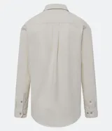 Camisa de hombre de corte regular, color borgoña, confeccionada en tela Oxford con efecto jaspeado. Tiene cuello inglés, abotonadura frontal, mangas largas con puños abotonados y bolsillo de parche en el pecho.