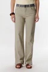 Pantalón jean de corte recto color beige con cinturón gris.