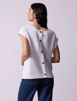 Sweater tejido color blanco, marca Cable & Gauge, con cuello a la base y apliques de botones en la espalda.