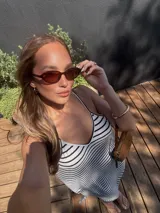 Vestido de jersey con estampado de rayas horizontales en blanco y azul marino, de corte holgado y tirantes finos.