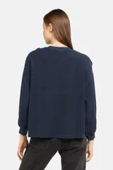 Buzo azul marino de cuello redondo y manga larga, con logo bordado "Levi's Since 1873" en el frente.