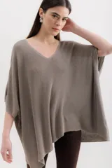 Sweater color beige de tejido de punto con lurex, escote en V y corte holgado.