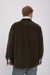 Sobrecamisa verde oscuro de pana con cierre de botones, manga larga y bolsillos en el pecho.