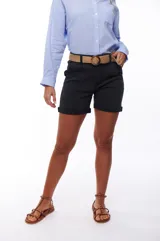 Short de jean negro con cintura alta, corte recto, bolsillos delanteros y traseros, y ruedo doblado.