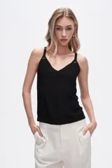 Musculosa blanca de bretel ancho con cuello en V y detalle de ojales metálicos en los tirantes. Corte al cuerpo.