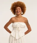 Blusa sin breteles color blanco, confeccionada en crepé con textura crinkle y lastex en la cintura.