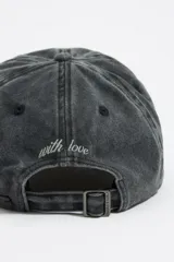Gorro de béisbol con estampado de leopardo y bordado en el frente.