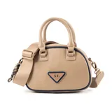 Bolso baúl color taupe de símil cuero con detalles en azul marino. Tiene doble asa corta, correa larga regulable y desmontable, cierre superior, bolsillo interno con cierre y dos bolsillos abiertos. El frente tiene un aplique triangular con las letras XL. Herrajes plateados y forro de tela de algodón y poliéster.