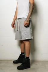 Bermuda gris de algodón con corte oversize y logo bordado en blanco en la pierna derecha.