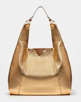 Bolso de cuero graneado metalizado color dorado, con asas de mano y diseño amplio.