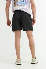 Short de baño de secado rápido color verde grisáceo, con cintura elástica y cordón ajustable.