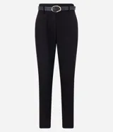Pantalón de vestir negro de corte carrot, con cintura alta, trabillas y cinturón con hebilla metálica.