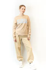 Sweater gris de corte clásico con cuello redondo y puños y cintura acanalados. Estampado frontal con la palabra "Florida" en letras celestes con borde blanco.