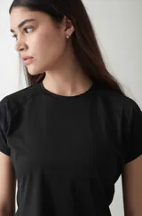 Remera de microfibra color gris, con corte ajustado y diseño moderno.