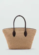 Bolso tipo shopper de fibra natural color beige con doble asa corta de cuero marrón y cierre de imán interior.