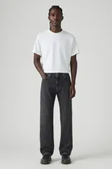 Pantalón de jean negro de corte recto y tiro medio.