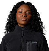 Campera polar Columbia color crema, con cierre frontal completo, cuello alto, bolsillos laterales y bolsillo en el pecho con cierre de velcro.