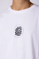 Remera oversize blanca de algodón con un pequeño estampado circular en el pecho que simula un cerebro o un diseño abstracto en espiral, en color negro.