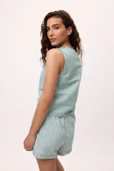 Top sin mangas a rayas verticales blancas y verdes, con cuello redondo y corte recto.