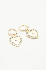 Aros dorados tipo argolla con dije de corazón con strass.