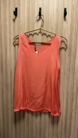 Musculosa color salmón, de seda en la parte delantera y algodón en la parte trasera.