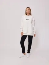 Pantalón deportivo tipo jogging color negro, confeccionado en 60% algodón y 40% poliéster, con cintura elástica ajustable con cordón, bolsillos laterales y puños ajustados con cierre en los tobillos.