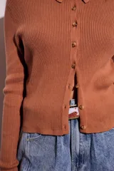 Cardigan negro de punto con cuello polo, manga larga y cierre frontal con botones.