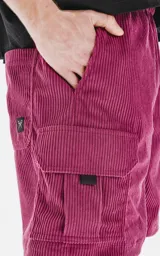 Bermuda cargo color borgoña de corderoy liviano, con cintura elástica, bolsillos amplios con solapa, fuelle y detalles en cinta gross. Calce oversize.