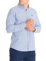 Camisa de franela de algodón orgánico con cuello americano abotonado, manga larga, corte regular y estampado a cuadros en tonos azul, blanco y rojo.