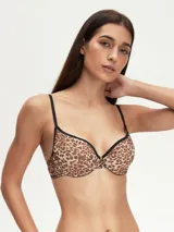 Conjunto de ropa interior con corpiño con aro y tanga, con estampado animal print de leopardo y detalles en negro.