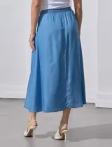 Falda larga de lyocell color celeste, con pretina ancha elastizada con lazo y bolsillos delanteros.