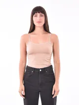 Musculosa color piel con breteles finos.