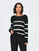 Sweater de punto negro con rayas horizontales blancas, cuello redondo y mangas largas.