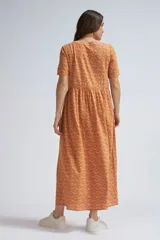 Vestido midi color ocre con estampado de abanicos en color crudo, corte evasé, escote en V, mangas cortas y abotonadura frontal.