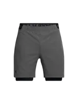 Short deportivo Under Armour modelo Vanish Woven 2in1 para hombre, color gris con calza interior negra. Confeccionado en tejido ligero, duradero y transpirable de secado rápido.