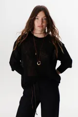 Sweater beige de tejido fino y mangas largas.