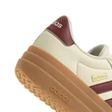 Championes Adidas Court Bold color crema con detalles en bordó y suela marrón con plataforma.