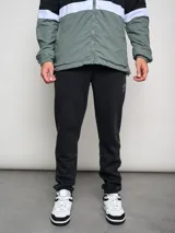 Pantalón de jogging negro de felpa con costuras en contraste.