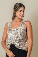 Blusa sin mangas color verde militar cubierta de lentejuelas.